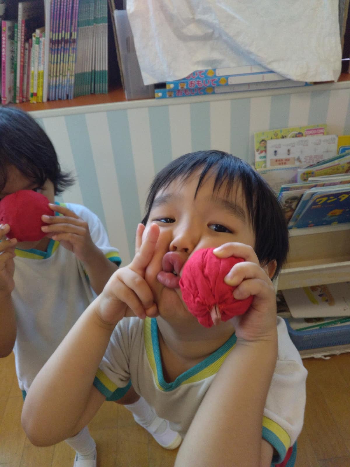 野菜に触れて楽しむ園児
