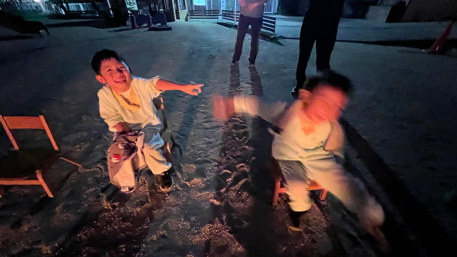 夜の園庭でわくわく保育を楽しむ園児たち