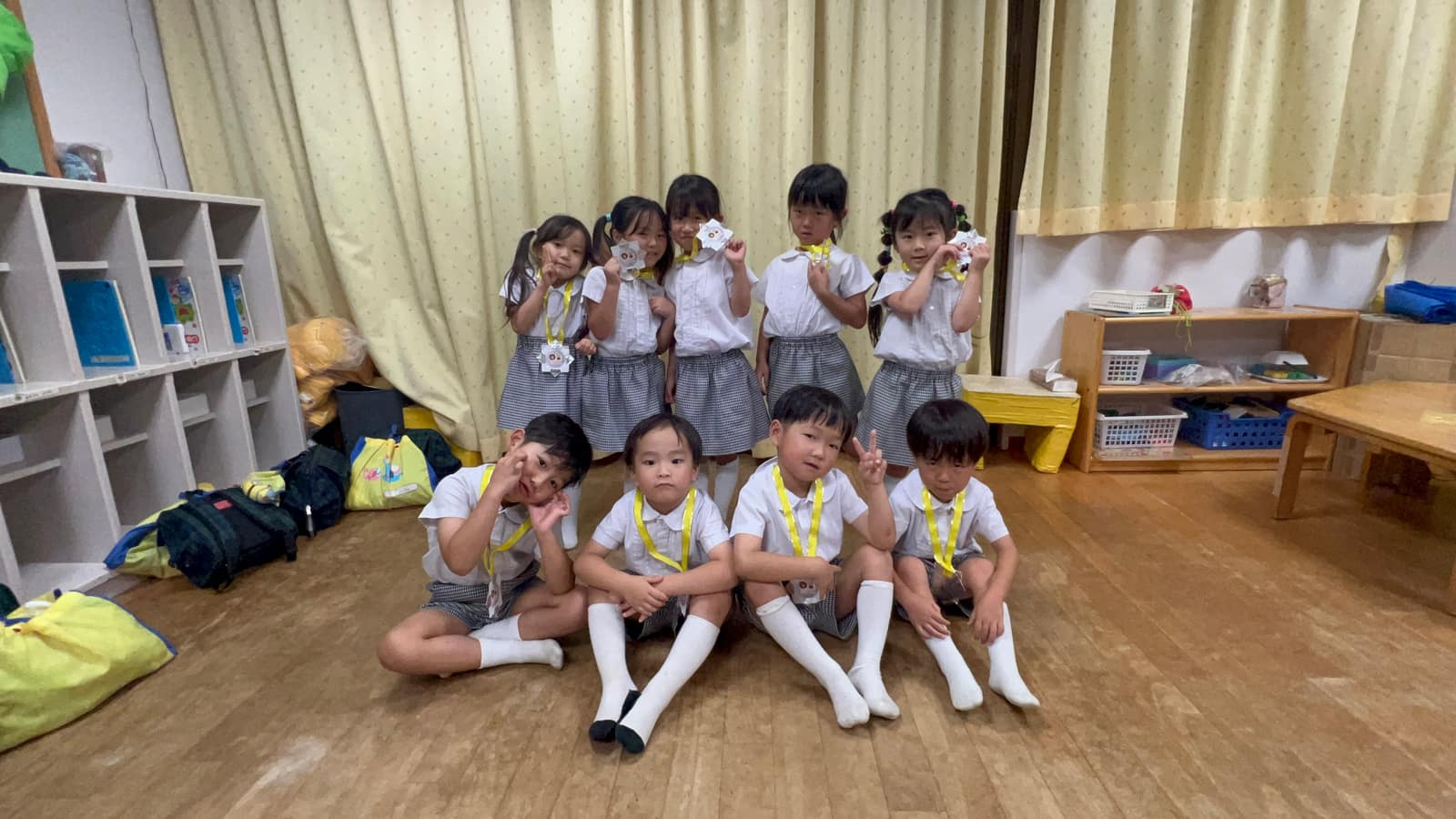 わくわく保育で記念撮影をする園児たち
